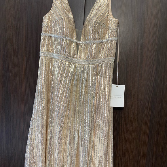 Stunning fully sequinned metallic gown from Mac Duggal - Picture 3 of 5